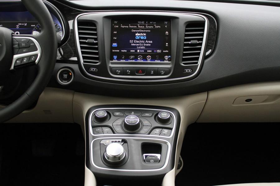  Chrysler 200 2015 года  (фото 175 из 207)